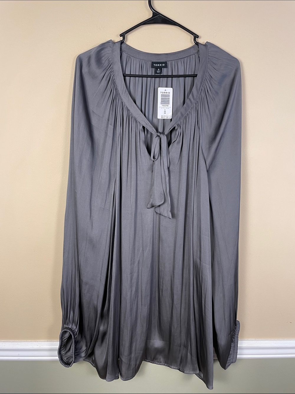 NWT Torrid Women’s Satin Gray Gathered Keyhole Tie Long Sleeve Blouse Sz 5 / 5X